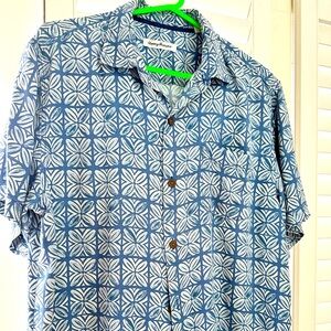 Tommy Bahama men’s Aloha Shirt, size L.